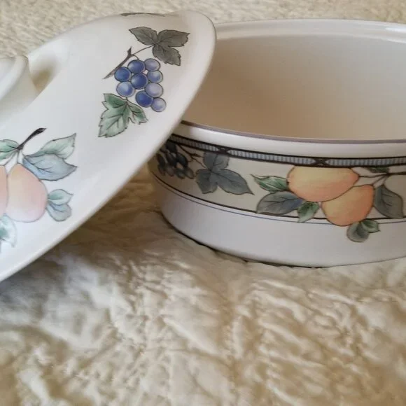 Mikasa Garden Harvest 1.5 qt oval casserole - Picture 2 of 3
